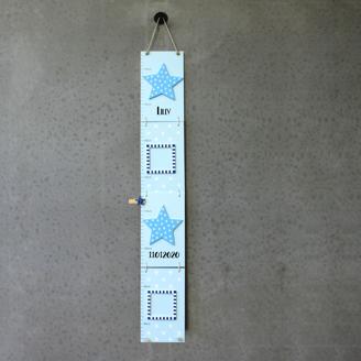 Holz-Messlatte Stern mit Bilderrahmen und Personalisierung (blau)