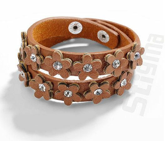 Romantisches Lederarmband mit Blüten
