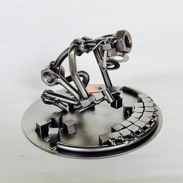 Kreatives Schraubenmännchen als PflastererFigur