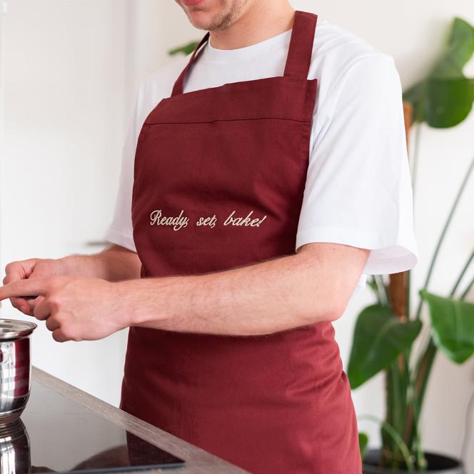 Personalisierte Kochschürze besticken lassen | Farbe Burgundrot | Schürze mit Wunschtext selbst gestalten