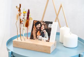 Kalender im Holzaufsteller mit Trockenblumen und Fotos personalisiert (Querformat)