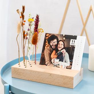 Kalender im Holzaufsteller mit Trockenblumen und Fotos personalisiert (Quadratisch)