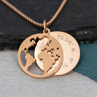 Halskette mit Gravur - Globus und Geokoordinaten - Roségold - Personalisiert