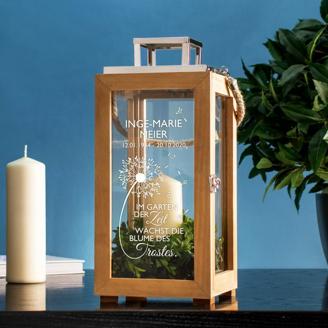 Laterne aus Holz - Graviert mit Trauer - Blume - Personalisiert