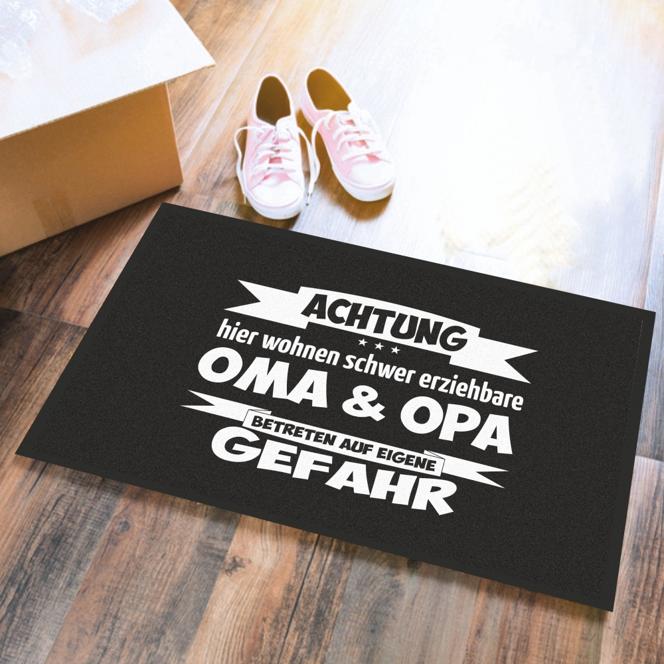 Fußmatte "Achtung! Hier wohnen schwer erziehbare Oma & Opa - Betreten auf eigene Gefahr"