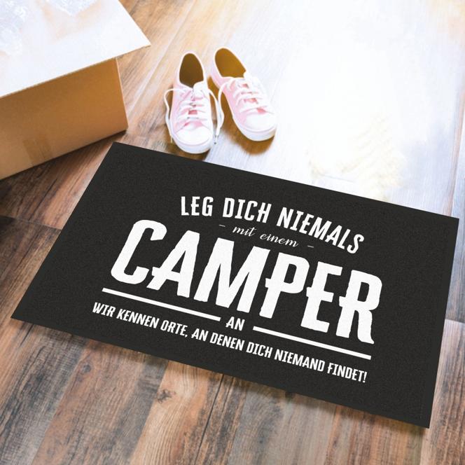 Fußmatte "Leg Dich niemals mit einem Camper an - wir kennen Orte, an denen Dich niemand findet!"