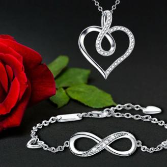  das unsere Halskette - Herz Unendlichkeit 925er Silber und das Armband - Unendlichkeit in 925er Silber enthält? Die wunderschöne Halskette aus 925 Silber mit Herzanhänger hat eine Länge von 45 cm. Der Anhänger ist stilvoll verschlungen geformt und mit Zirkoniasteinchen besetzt. Das Unendlichkeits-Armband besteht ebenfalls aus 925 Sterling Silber und ist etwa 18 cm lang. Es ist auf 17 bzw. 16 cm verkürzbar und mit dem Unendlichkeitssymbol