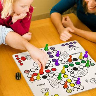  Enkelkinder oder Freunde mit diesem wunderbaren und selbst erklärenden Spiel - Spielspaß auf allen Seiten ist mit diesem individuellen Spielbrett garantiert. Verschenke ein einmaliges Geschenk für den Familien- und Freundeskreis. ☑️ Zubehör und Maße Das für Dich bedruckte Spielfeld besteht aus einer Hartfaserplatte mit abgerundeten Ecken. Die Maße sind 385 mm x 385 mm x 3 mm. Die passenden Spielfiguren und den Würfel erhältst Du gleich dazu. Überrasche zum Geburtstag