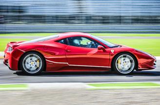 Ferrari F458 auf dem Red Bull Ring fahren
