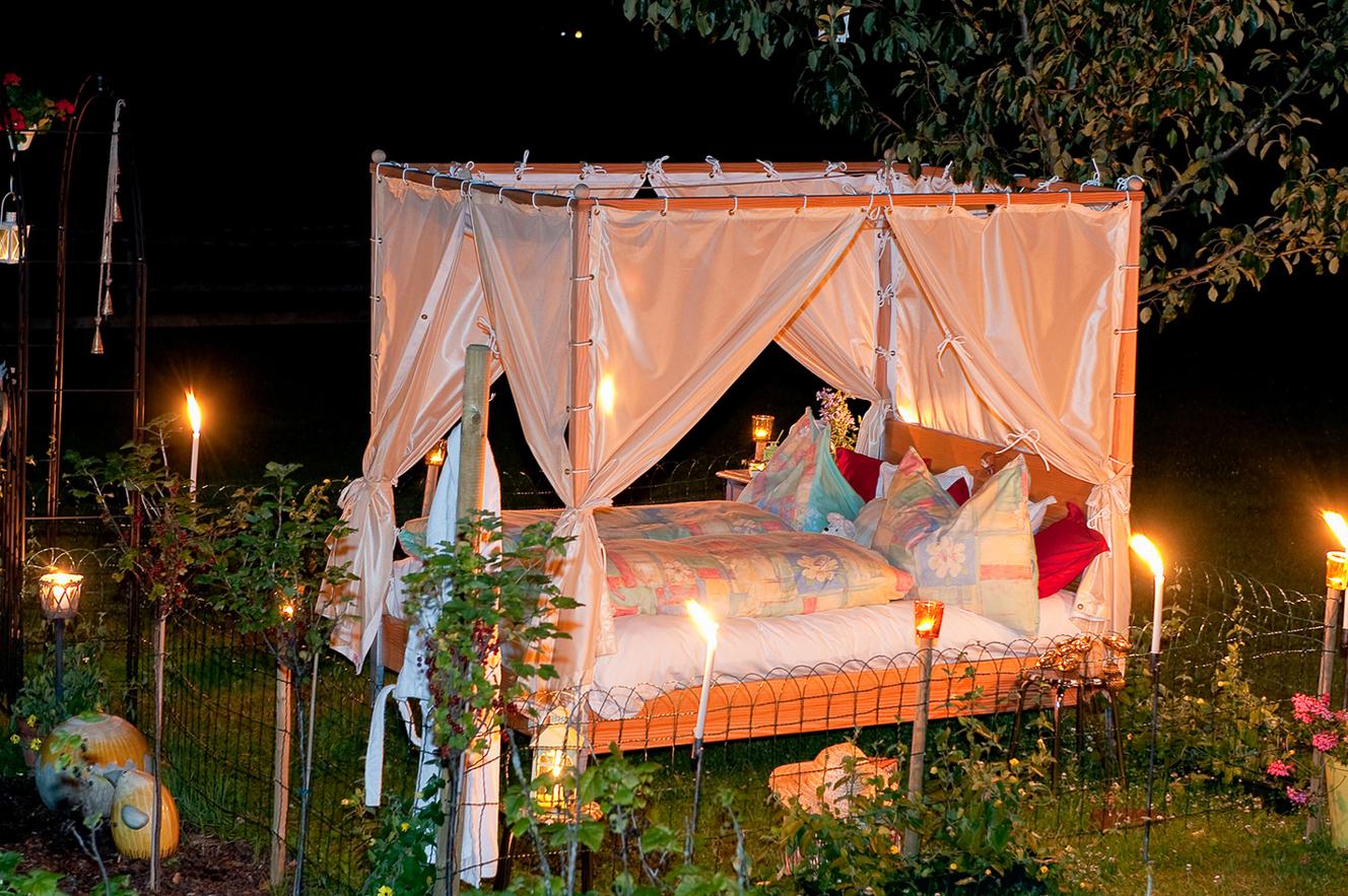 Romantische Nacht im GartenHimmelbett für Zwei in Dorfgastein