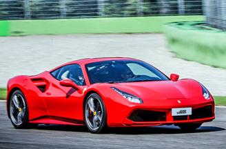 Ferrari 488 GTB fahren auf der Rennstrecke