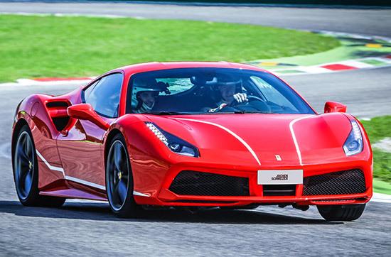 Ferrari 488 GTB fahren auf der Rennstrecke