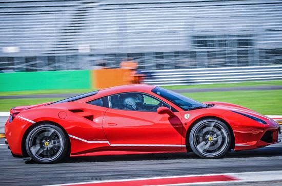 Ferrari 488 GTB fahren auf der Rennstrecke