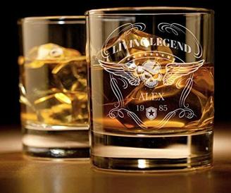 Whiskey Glas mit Gravur (Name & Datum) I originelle Geschenkidee mit rockigem Totenkopf Design - ausgefallene Geschenke I Personalisiertes Whiskyglas als Geschenk für Männer & Motorradfahrer