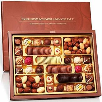 Pralinenbote - Exklusive Schokoladenvielfalt mit 24 handgefertigten Pralinen, 80 feinen Schokoladen und 235 g Schokoladen-Dragees in exklusiver Geschenkbox