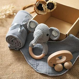 Baby Geschenk zur Geburt Junge und Mädchen, 5-in-1-Set - Musselin Tuch, Lätzchen, Holz Spielzeug, Rassel, Geschenkverpackung