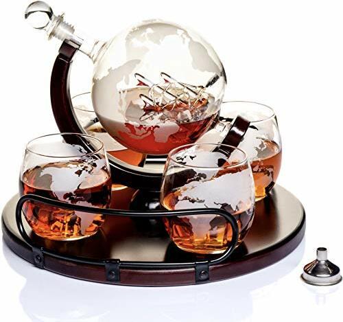 Whisky Karaffe Globus Set (850 ml) - Edler Whiskey Decanter mit Gläser, Holzständer und eingravierte Weltkarte - Whisky Geschenkset/Geschenke für Männer die alles haben, Whisky Dekanter Kristallglas