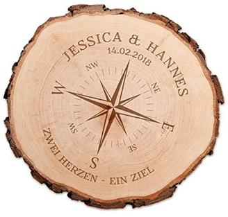 Baumscheibe mit Gravur: Personalisiertes Hochzeitsgeschenk, Geschenk für Paare mit Kompass Gravur, Personalisiert mit Namen und Datum, Holzscheibe aus echtem Holz mit Rinde, ca. 16 cm